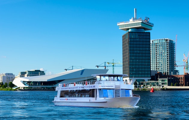 Beleef de Amsterdamse zeehaven van dichtbij met de havenrondvaart van Amsterdam Boat Cruises!